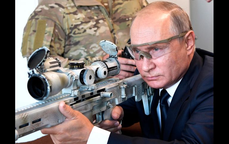 El presidente ruso Vladimir Putin apunta con un rifle de francotirador, durante una visita a un centro de exposiciones militares en Moscú, Rusia. AP/Kremnin/Sputnik/A. Nikolsky
