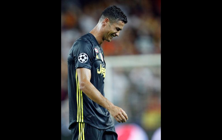 Cristiano Ronaldo,  delantero portugués de la Juventus, reacciona tras ser expulsado del primer partido de la fase previa de la Liga de Campeones, disputado frente al Valencia en el Estadio de Mestalla, Valencia. AP/A. Saiz