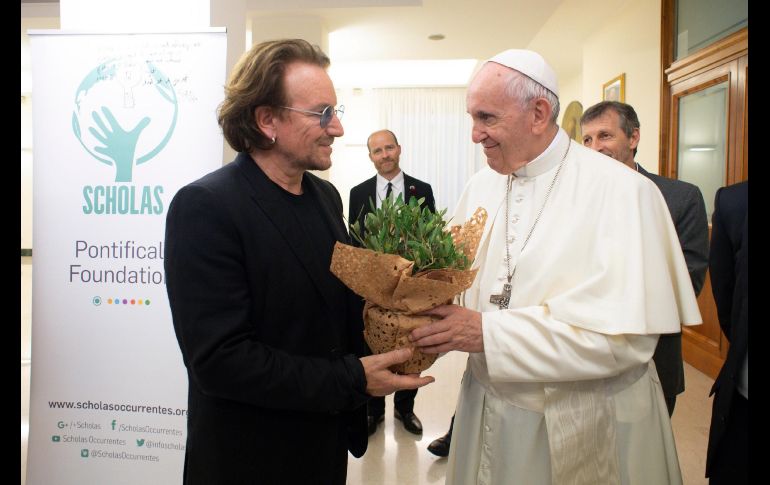 El Papa Francisco (d) recibe al cantante de U2, Bono (i), en el Vaticano. EFE/Oficina de Prensa del Vaticano