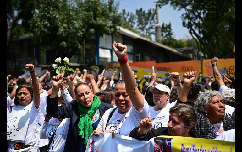 Habitantes rinden un homenaje a las víctimas del sismo de hace un año en Ciudad de México. En el país fallecieron 369 personas a causa del terremoto de magnitud 7.1. AFP/R. Schemidt