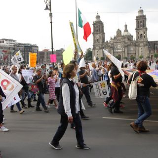 Manifestantes llegan al Zócalo capitalino y demandan viviendas