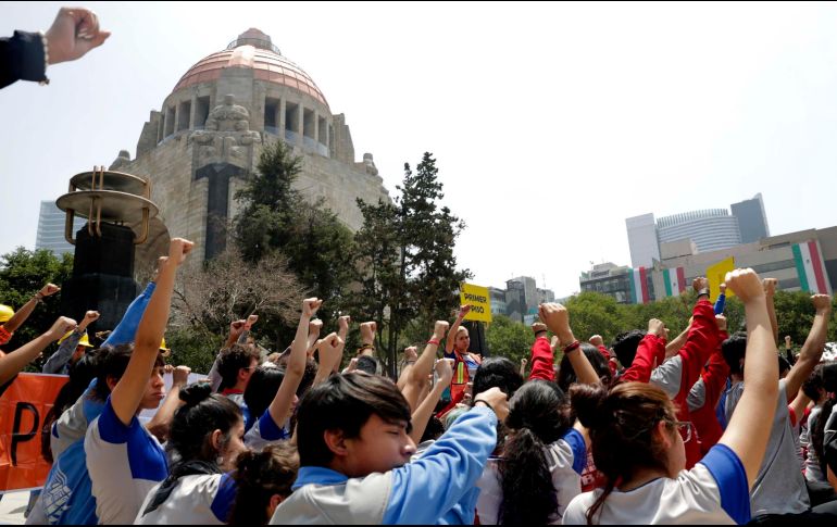 Estudiantes salieron a las calles de la Ciudad de México para conmemorar a la víctimas del sismo. SUN/J. Boites