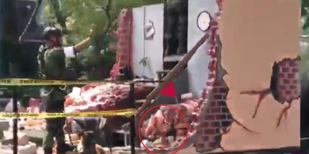 Mano entre los escombros genera pol&eacute;mica en desfile militar