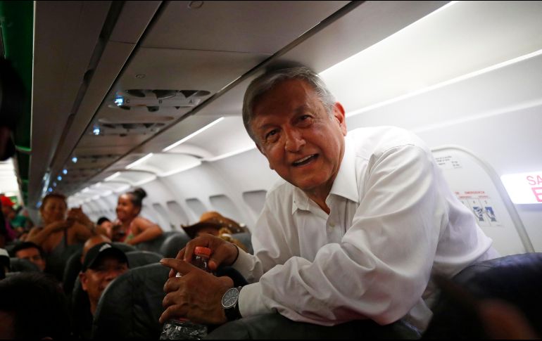 Partidario de la austeridad, López Obrador dice estar preparado para sufrir los apuros del pasajero promedio, como cuando se demora el avión. SUN / Y. Xolalpa
