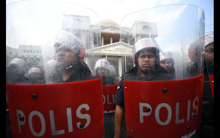 Policías antimotines aseguran la entrada de una corte en Kuala Lumpur, Malasia, donde el ex primer ministro Najib Razak enfrenta cargos por desvío de recursos. AP/M. Vatsyayana