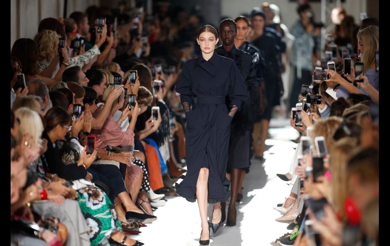 La modelo Gigi Hadid (frente) y otras modelos presentan diseños de la colección primavera/verano de Max Mara, presentada en la Semana de la Moda en Milán, Italia. AP/A. Calanni