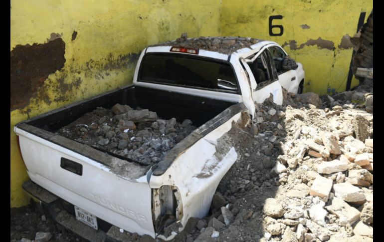Además, el derrumbe dañó a varios vehículos que estaban estacionados en ambos lados del muro. ESPECIAL/ Bomberos de Jalisco