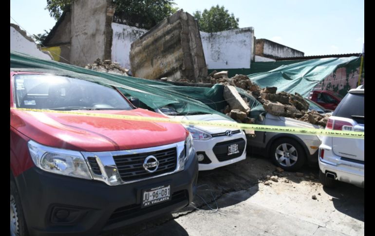 Además, el derrumbe dañó a varios vehículos que estaban estacionados en ambos lados del muro. ESPECIAL/ Bomberos de Jalisco