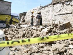 Además, el derrumbe daña a varios vehículos que estaban estacionados en ambos lados del muro. ESPECIAL/ Bomberos de Jalisco