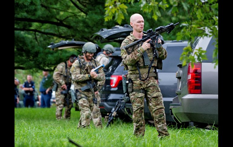 Agentes del FBI toman posiciones en el lugar donde se produjo un tiroteo en el condado estadounidesnse de Harford, en Maryland. Al menos tres personas murieron y dos resultaron heridas en el ataque. EFE/S. Serio