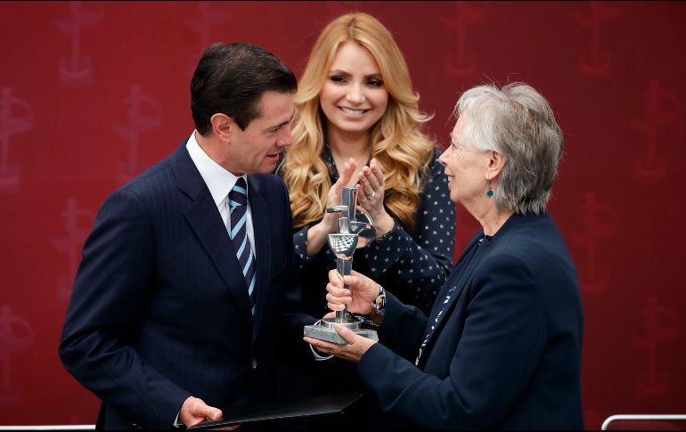 Peña Nieto también reconoció a la productora Bertha Navarro. EFE / J. Méndez