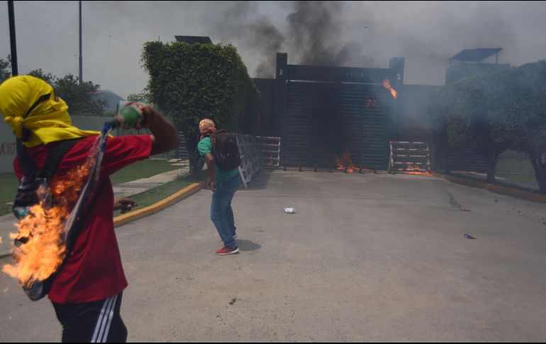 Los estudiantes arrojaron los proyectiles al portón de la infantería, a su interior y a un cajero, sin que hubiera lesionados por estos hechos. SUN
