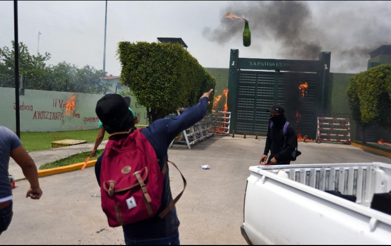 Los estudiantes arrojaron los proyectiles al portón de la infantería, a su interior y a un cajero, sin que hubiera lesionados por estos hechos. SUN
