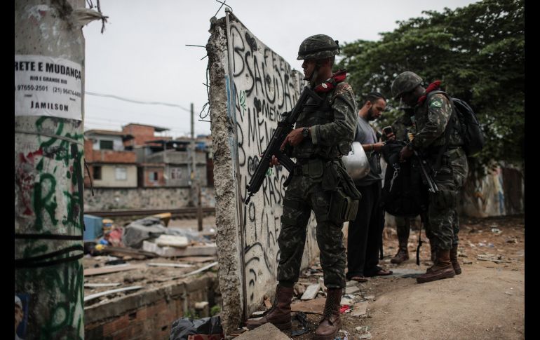 Militares de las Fuerzas Armadas realizan un operativo contra el narcotráfico en la favela de Jacarezinho, zona norte de la ciudad de Río de Janeiro, Brasil. EFE/A. Lacerda