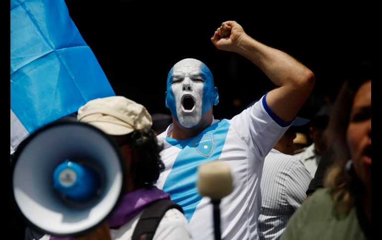 Guatemaltecos participan en una marcha para pedir la renuncia del presidente Jimmy Morales y expresar su respaldo a la Comisión Internacional Contra la Impunidad en Guatemala, en la ciudad de Guatemala. EFE/E. Biba
