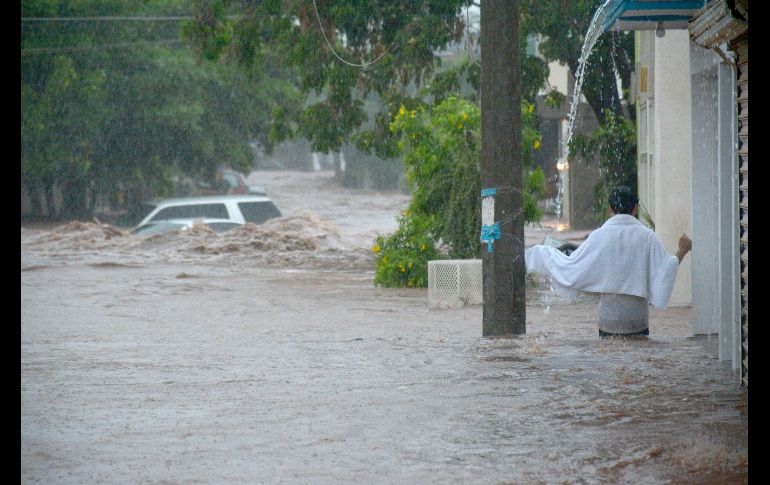 Decenas de automóviles han sido arrastrados en Culiacán, Sinaloa, durante las intensas lluvias propiciadas por el paso de la depresión tropical 19-E. EFE/J. Cruz