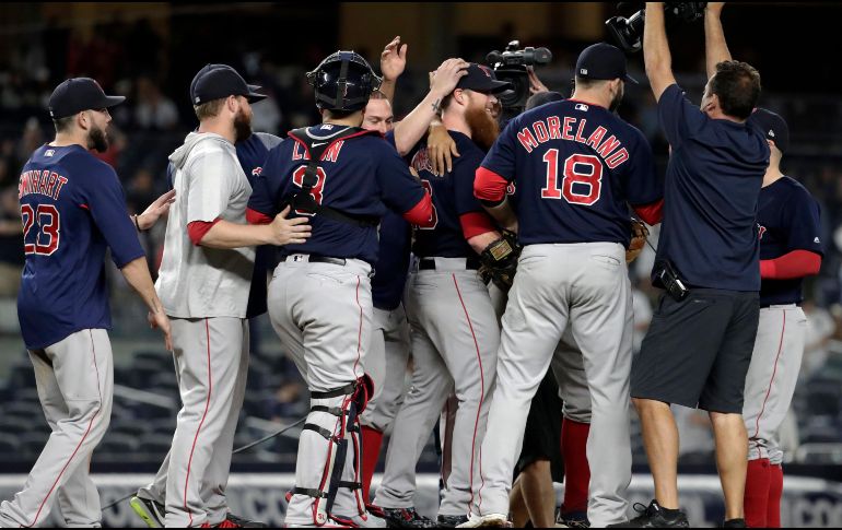 Jugadores de los Medias Rojas celebran tras vencer a los Yankees y conseguir el título de la División Este de la Liga Americana. AP/J. Cortez