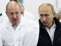 Yevgeny Prigozhin muestra a Putin los procesos de una fábrica que elabora desayunos escolares. El empresario podría quedar aislado económicamente. AP/Archivo