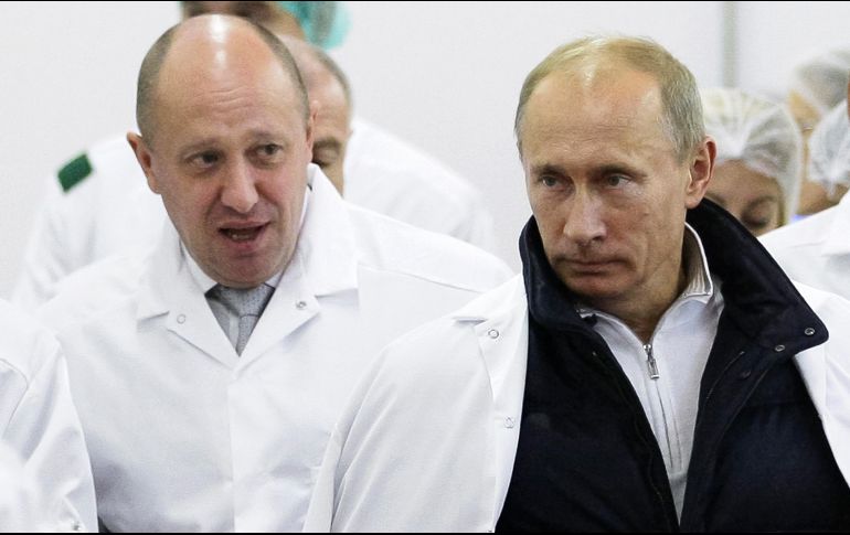 Yevgeny Prigozhin muestra a Putin los procesos de una fábrica que elabora desayunos escolares. El empresario podría quedar aislado económicamente. AP/Archivo