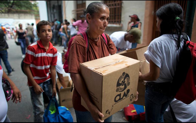 El programa Clap entrega una caja de comida con productos como arroz, harina de maíz, atún, leche y granos a más de seis millones de familias del país. AP/Archivo