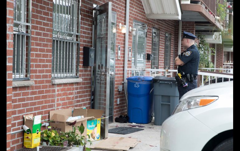 Un policía vigila afuera de una guardería donde cinco personas murieron apuñaladas anoche en Nueva York, Estados Unidos. AP/M. Altaffer
