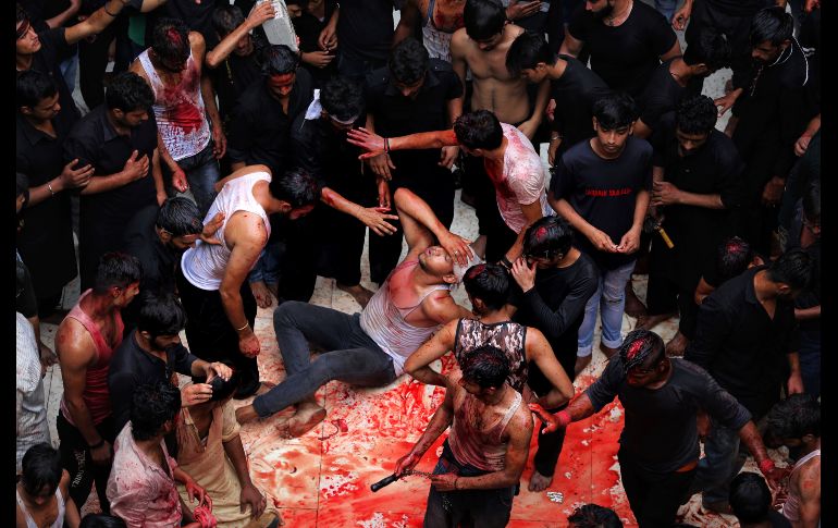 Musulmanes chiítas se flagelan durante una procesión con motivo del Día de Ashura, en Nueva Delhi, India. La Ashura conmemora la muerte del imán Husein, nieto del profeta Mahoma, que falleció en la batalla de Kerbala a manos del califa Yazid I. AP/A. Qadru