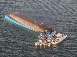 Sólo el casco y las hélices del viejo transbordador quedaron visibles luego del accidente. AFP/STRINGER