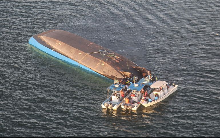 Sólo el casco y las hélices del viejo transbordador quedaron visibles luego del accidente. AFP/STRINGER
