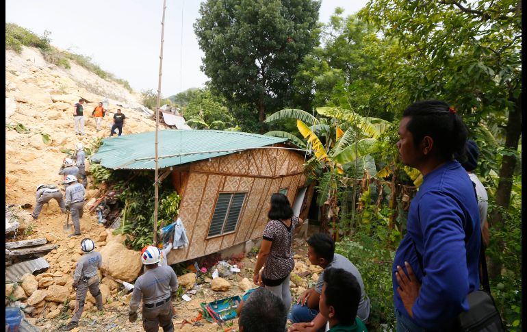 Rescatistas buscan a personas luego de una avalancha de tierra en la localidad filipina de Naga. Las autoridades elevaron hoy a 22 los muertos a causa del alud que sepultó ayer más de 50 viviendas. AP/B. Marquez