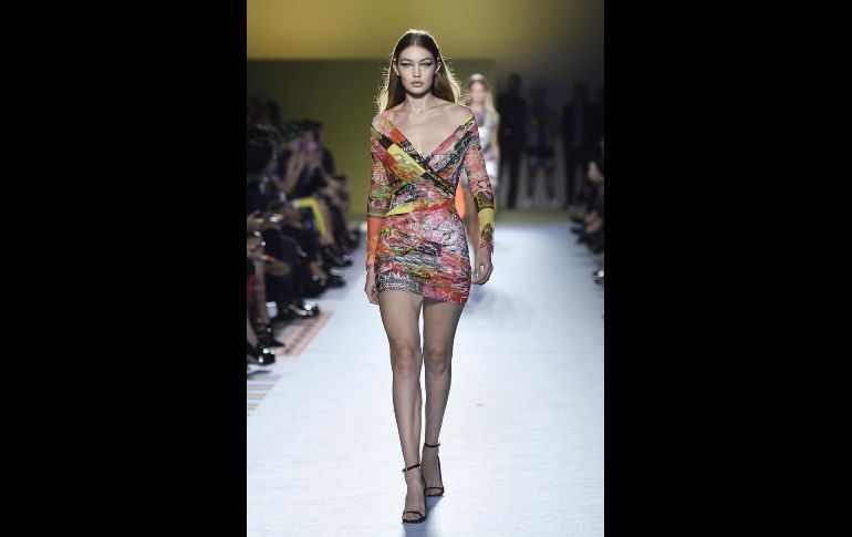 La modelo Gigi Hadid desfila en la pasarela de Versace, en la Semana de la Moda de Milán, en Italia. EFE/EPA/F. Lo Scalzo