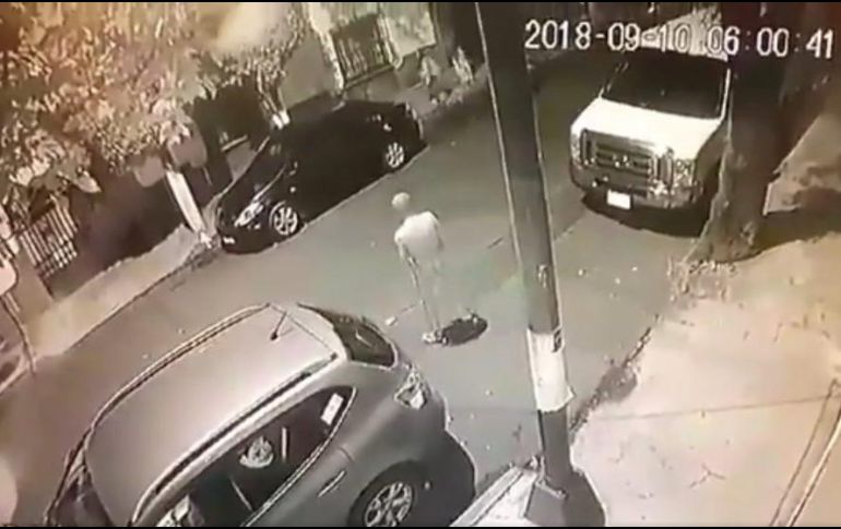 En el video se aprecia al hombre corriendo desnudo tras una mujer en la calle Juárez, colonia San Álvaro. ESPECIAL