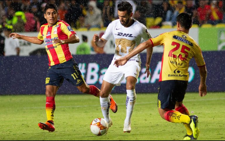 Los jugadores de Morelia Irven Ávila (i) y Roberto Meraz (d), pelean por el balón con Luis Quintana (c). EFE/L. Granados
