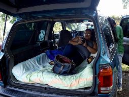 Algunas personas hacen guardia en gasolineras para comprar combustible. AFP/O. Duque