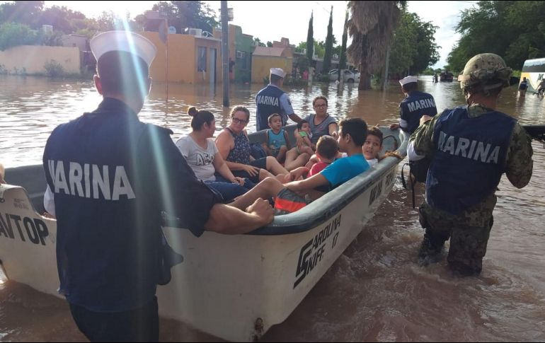 Elementos de la Secretaría de Marina Armada de México auxilian en la evacuación de civiles. NOTIMEX