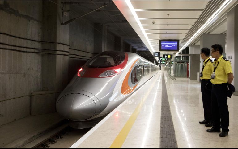 La ruta transportará en promedio unos 800 mil pasajeros diariamente entre Hong Kong y la provincia china de Guangdong; tardó ocho años en construirse y costó más de 10 mil millones de dólares. EFE / G. Macrchi