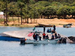 El ferri MV. Nyerere naufragó el jueves en el lago Victoria, a solo 50 metros del puerto donde iba a atracar, mientras cubría una ruta entre las islas de Ukerewe y Ukara con unos 400 pasajeros a bordo. AFP/ ESPECIAL