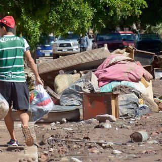 Brigadas reparten despensas a damnificados en Culiacán