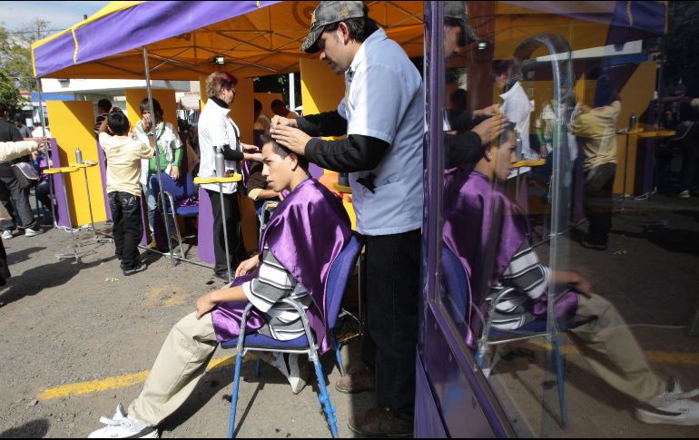 Cientos de personas acudieron a donar su cabello o dinero para los pequeños con cáncer. EL INFORMADOR/ARCHIVO