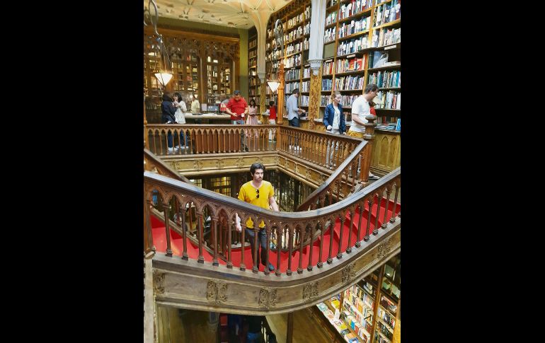 Livraria Lello. Su vistosa arquitectura interior con acabados color madera y unas escaleras decorativas inspiraron la biblioteca de Hogwarts.