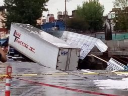 Autoridades acordonaron la zona afectada y suspendieron el tránsito vehicular. ESPECIAL