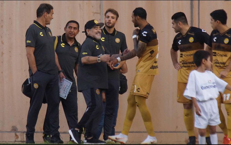 Diego Armando Maradona conversa con algunos de sus jugadores, previo al partido ante Alebrijes de Oaxaca. SUN