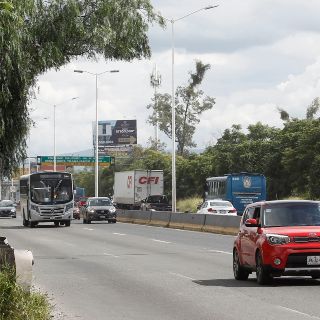 Autos de lujo “vuelan” en Periférico
