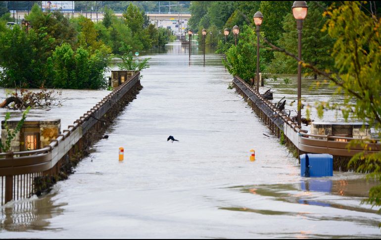 Un sistema de Las tormentas han arrojado cantidades récord de lluvia en partes de Oklahoma y han causado inundaciones en Texas. AP