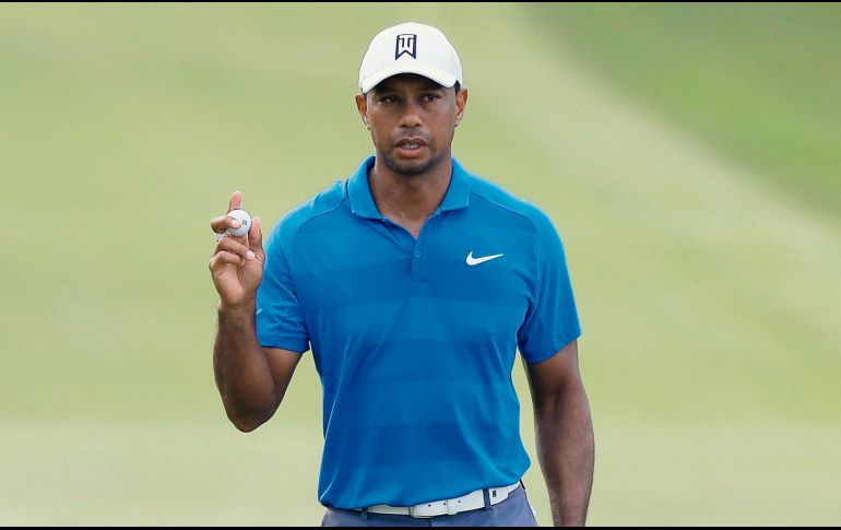 Tiger Woods llega a la última ronda del Tour Championship con tres golpes de ventaja. AFP / K. Cox