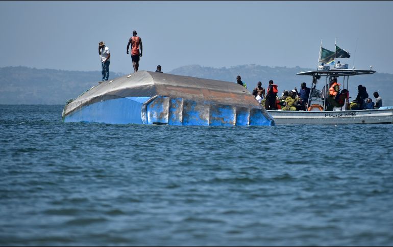 Rescatistas observan el ferri que naufragó el jueves en el lago Victoria, en Tanzania. El balance del naufragio es de 218 muertos. AP/A. Kasuku