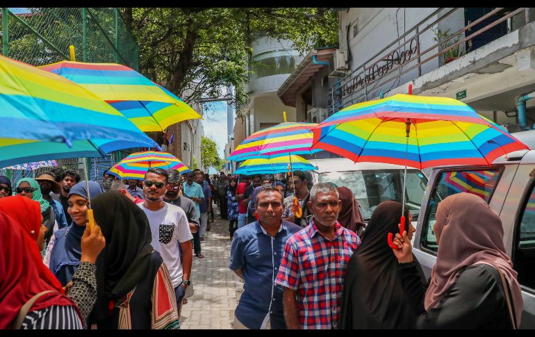 Ciudadanos hacen fila para emitir su voto en una casilla en Malé, Maldivas, para decidir el futuro presidente del archipiélago. AP/M. Sharuhaan
