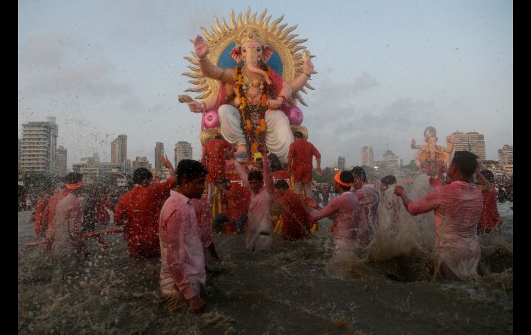Devotos preparan la inmersión de ídolos del dios hindú Ganesha en el mar Arábigo, en el fin del festival  