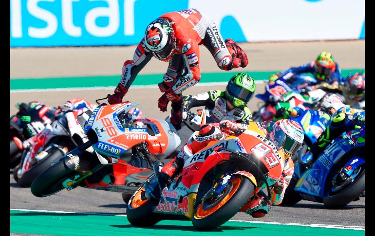 El piloto Jorge Lorenzo (c), de Ducati, se cae durante la carrera del Gran Premio de Moto GP de Aragón en Alcañiz, España. AFP/J. Jordan