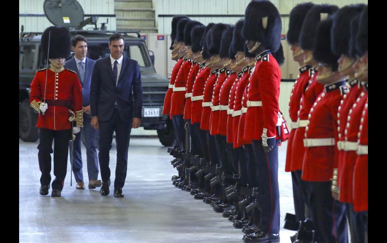 El presidente del Gobierno español, Pedro Sánchez (d), es recibido con honores militares por el primer ministro canadiense, Justin Trudeau (i), a su llegada a la unidad militar de los Royal Canadian Hussars Armory, en Montreal. EFE/Ballesteros