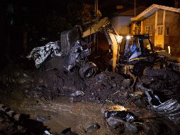 Habitantes de Peribán iniciaron ellos mismos la búsqueda entre los escombros de sus familiares, pues no quieren esperar más. EFE / L. Granados